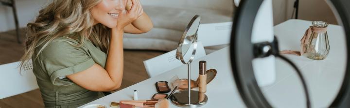 Kosmetyki napędzają influencer marketing w Polsce. 215 mln zł budżetu w pół roku